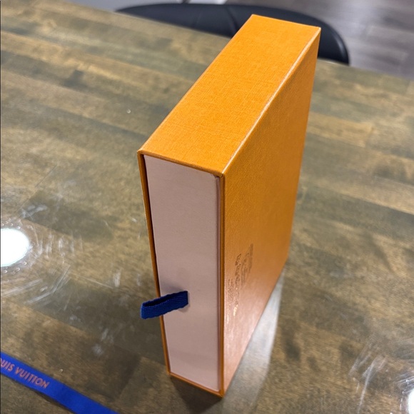 Louis Vuitton Box & Ribbon - Picture 9 of 11